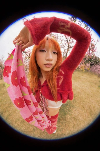 红头发女士 粉色围巾