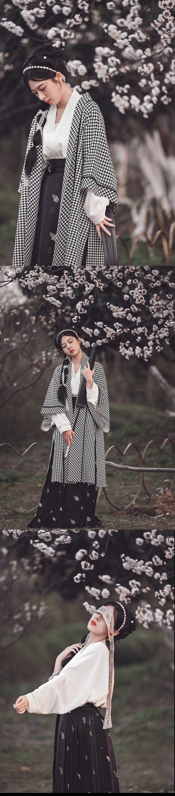 一个女人穿着黑白相间的衣服