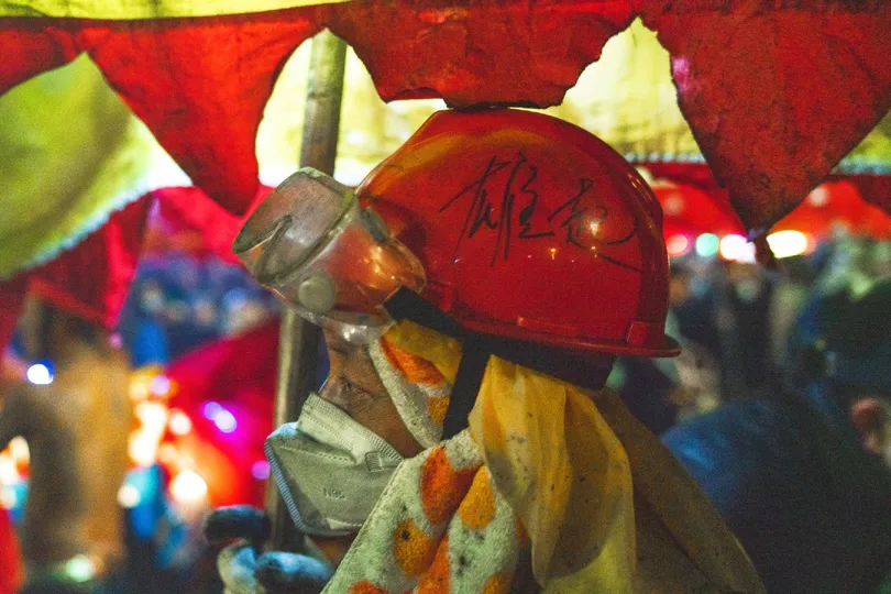 头戴红头盔的消防员