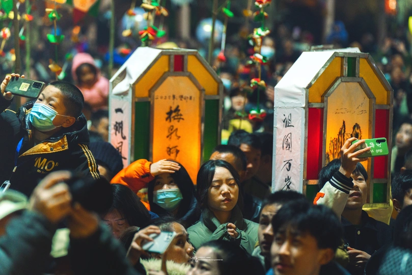 街上戴口罩的人群