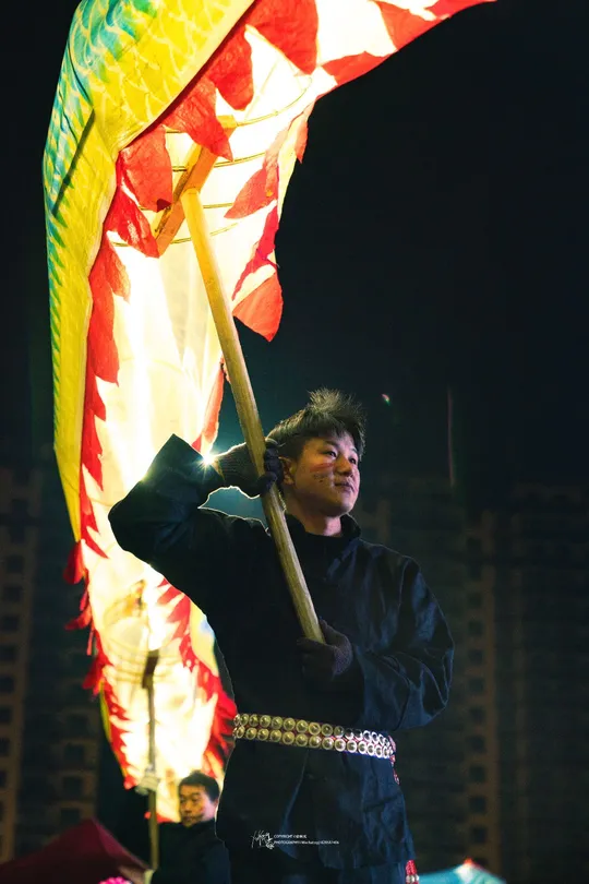 一个人在黑暗中挥舞着国旗