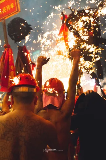 人们在一个节日里欣赏烟花