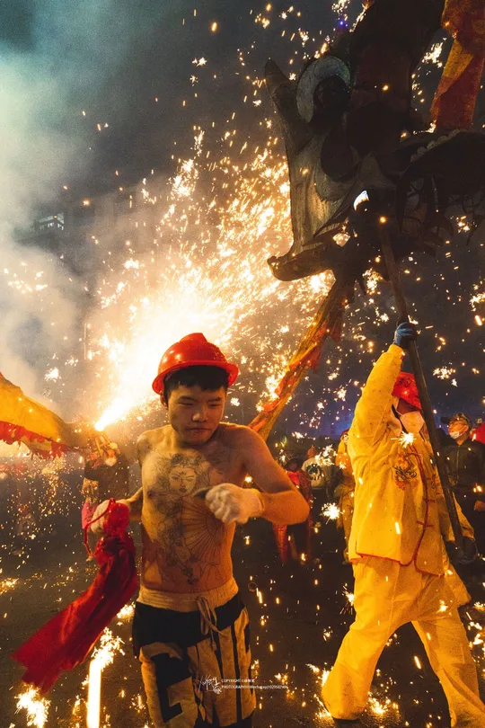 一个人在节日期间表演烟花