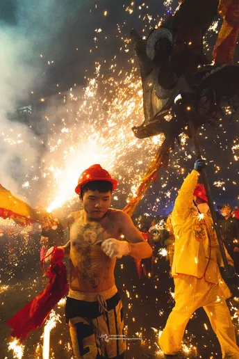 一个人在节日期间表演烟花