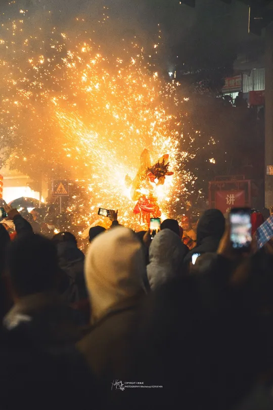 观看烟花表演的群众