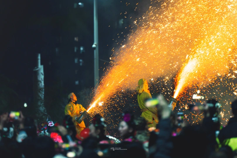烟花在人群中绽放