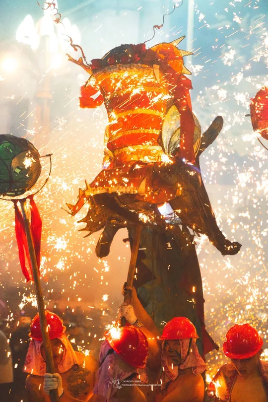 许多人正在庆祝节日。