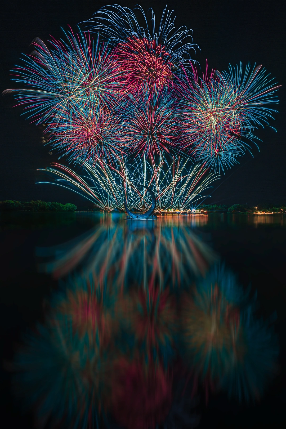 天空中的湖上多彩烟花