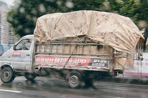 一辆带有大床的卡车在街上行驶
