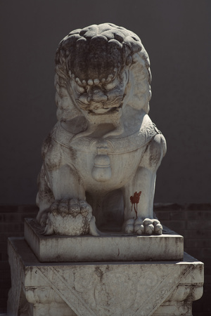 一座带有红心的狮子雕像
