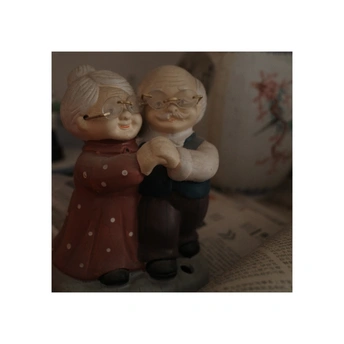 一个老夫妇抱着一个男孩或女孩的塑像
