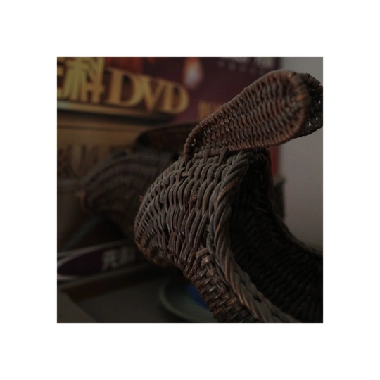 一个篮子放在桌子上