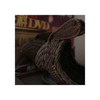 一个篮子放在桌子上