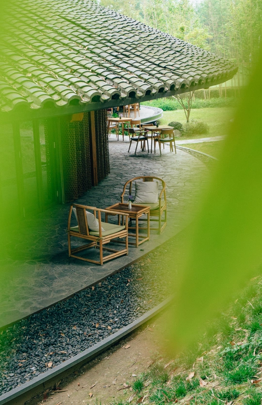 外面有桌椅的露台