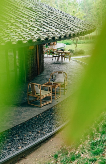 外面有桌椅的露台