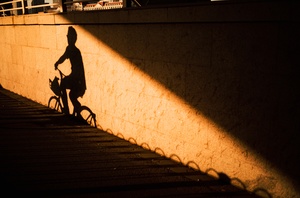 一个人骑自行车过桥 一个人沿墙走自行车