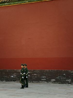 一名穿制服的士兵站在红色墙前值班