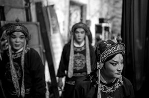年轻女性站在穆斯林区的一条街道上