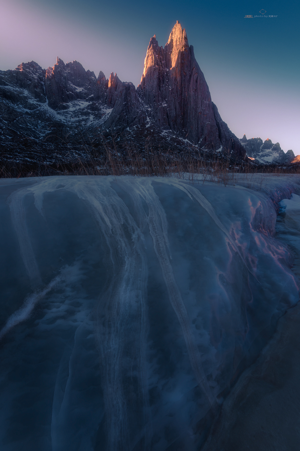 冰封的河上有冰和被阳光照耀的山脉