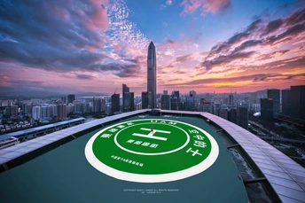 夕阳下的城市 前景中有高楼大厦。