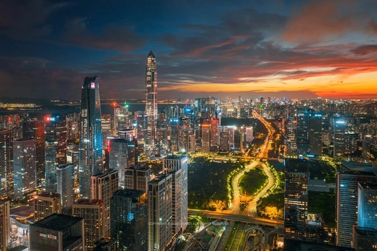 夜幕下的城市景观 摩天大楼在天空线上熠熠生辉