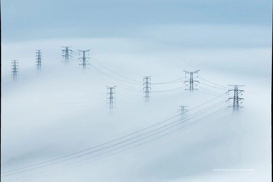 雪地上的输电线路和天上的云