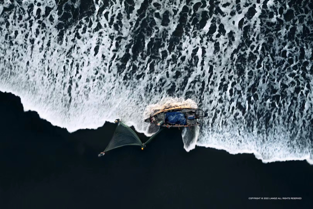 一个小船在大海上空飞越巨浪的 aerial view