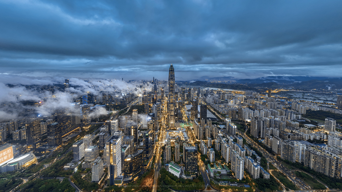 夜晚的城市 aerial view with tall buildings and fog in t