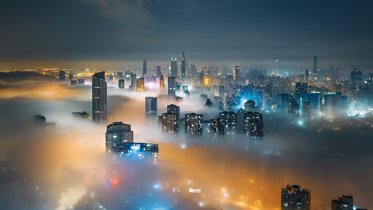 雾气笼罩的摩天大楼和建筑物夜景轮廓
