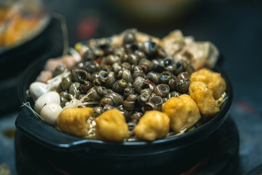 一碗食物在桌子上