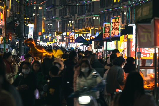 晚上人群在拥挤的街道上行走