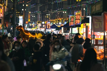 晚上人群在拥挤的街道上行走