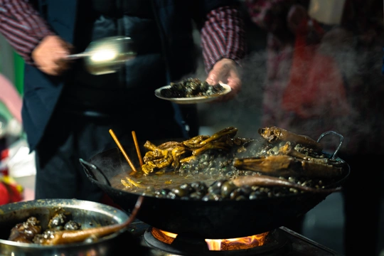 一个人在煎锅上做饭