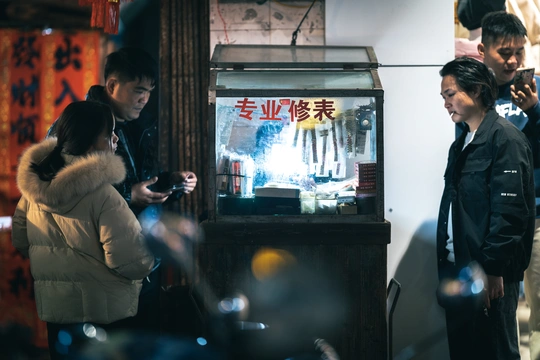 人们站在一个有酒吧背景的房间里