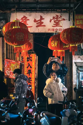 一个人和一个女人站在夜晚的街道上