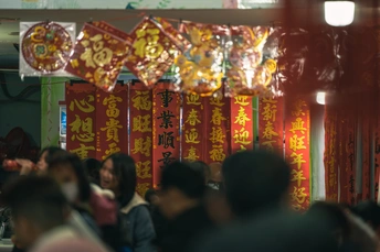 人群沿着拥挤的街道行走