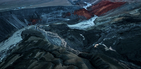 峡谷中的河流 aerial view of a river in a canyon with mou