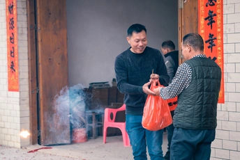一些男人站在一栋建筑的外面