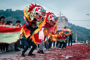 一场有红龙和街头舞者的节日