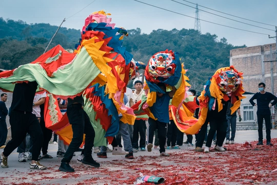 街道上五彩缤纷的舞蹈队伍