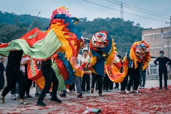街道上五彩缤纷的舞蹈队伍