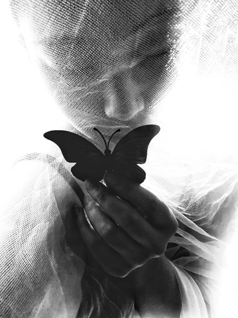 一位女子手里拿着一只蝴蝶