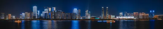 夜晚的城市 建筑上有灯光 有水