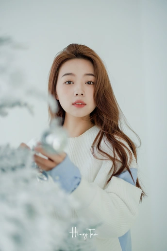 一位年轻女子站在圣诞树旁的肖像