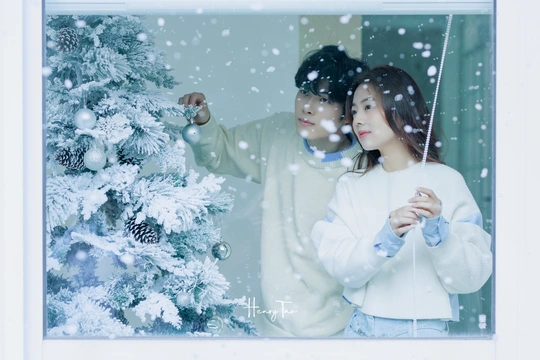 雪树前站着一对夫妇的图片