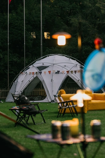 一片草地 有帐篷、一些桌子和椅子