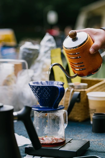 一个人从搅拌机中倒茶入杯