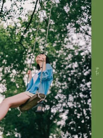 一位年轻女子在树上荡秋千