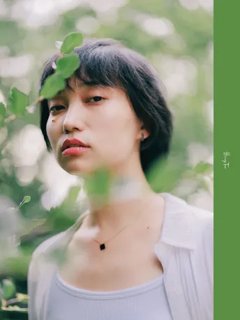 森林中的人和树