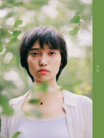 一位长着白发的年轻女子肖像